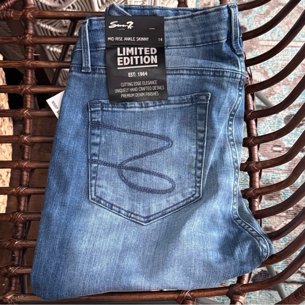NWT 7 FOR ALL MANKIND DISTRESSED CENTER HEM,RAW HEM,SHAPING CUT,SLIMMING ❤️ - Picture 5 of 6